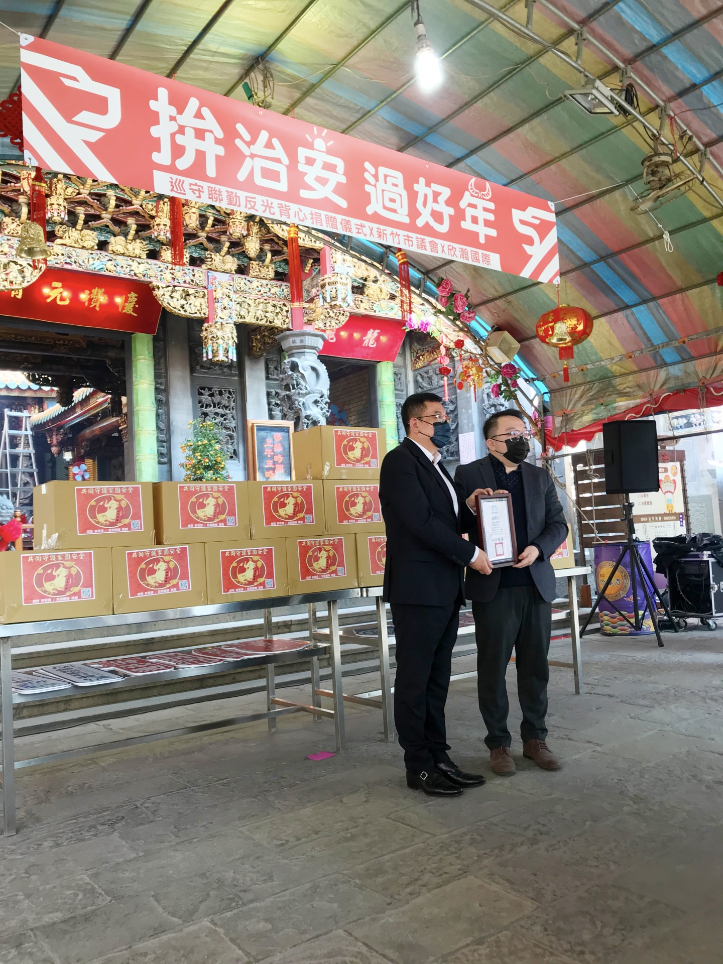 竹市議會聯手企業捐背心 巡守隊協勤治安更安全!