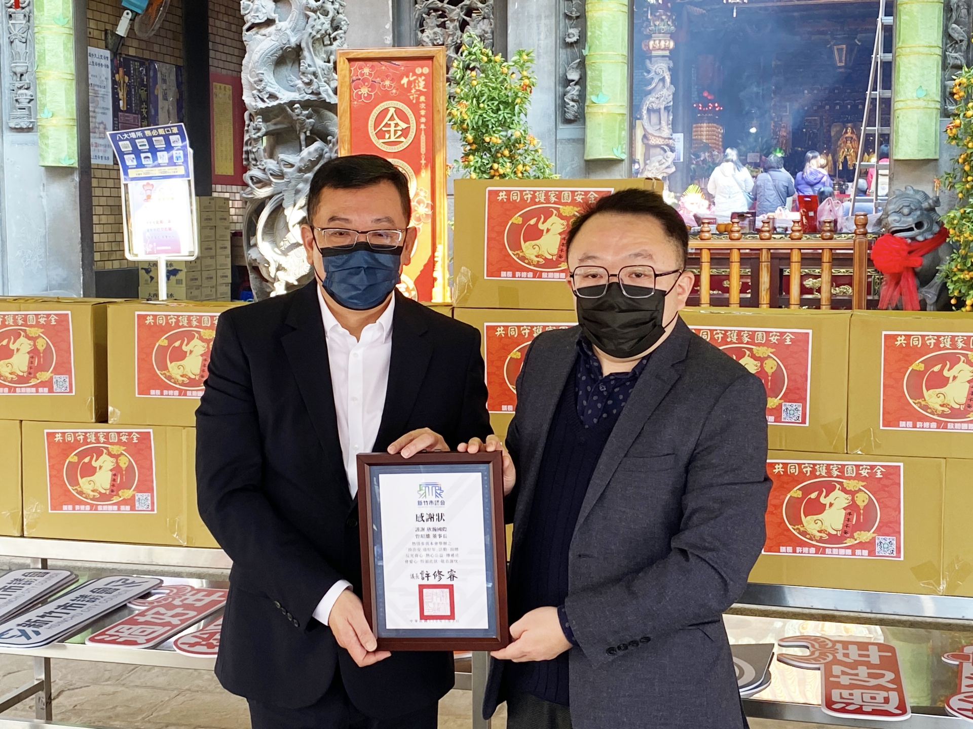 竹市議會聯手企業捐背心 巡守隊協勤治安更安全!