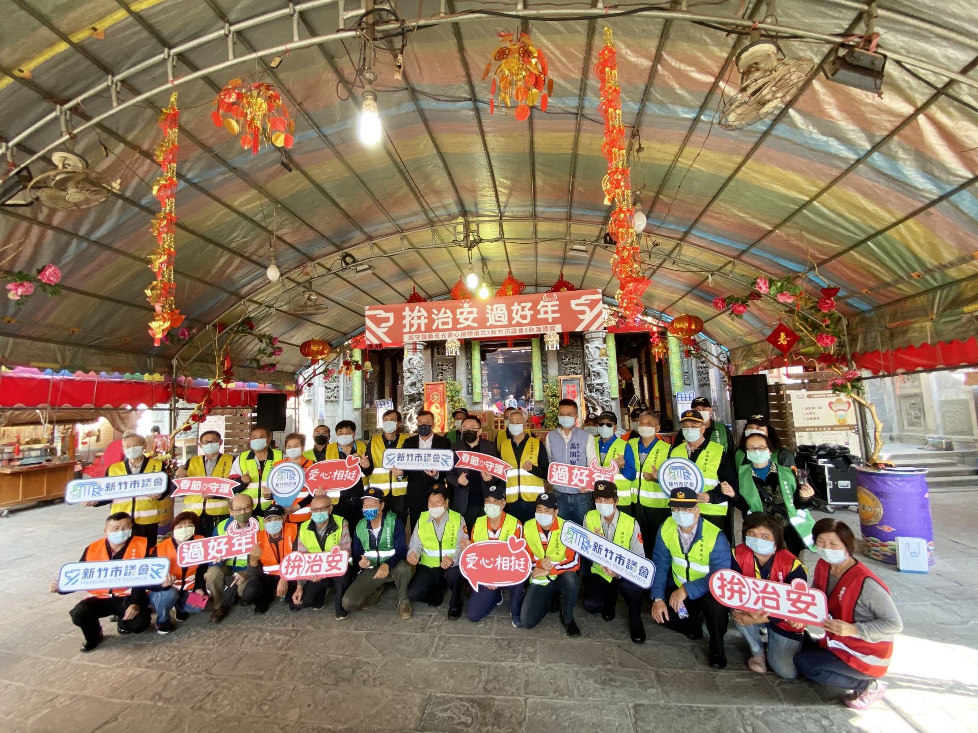 竹市議會聯手企業捐背心 巡守隊協勤治安更安全!