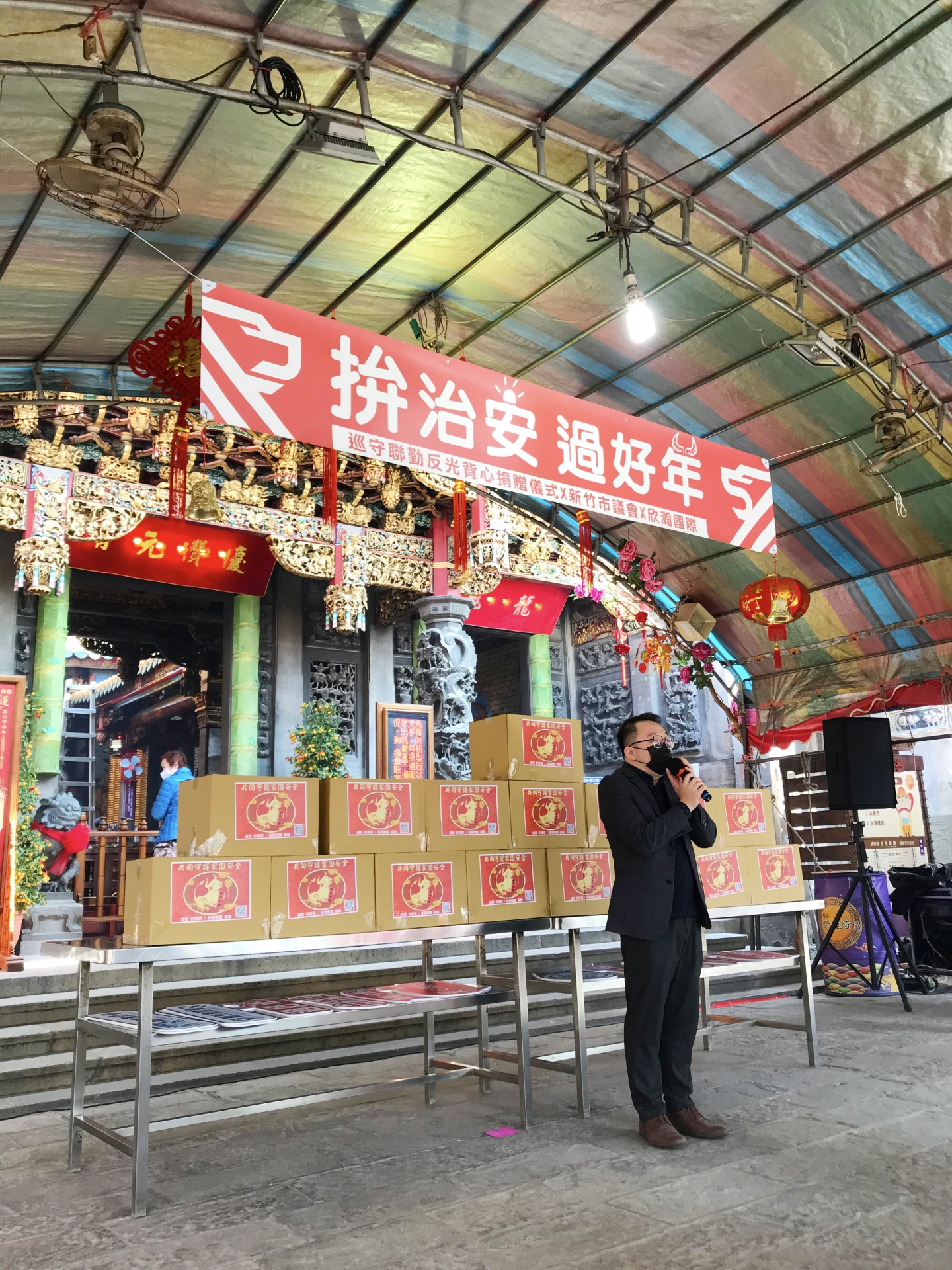 竹市議長、企業家聯手捐背心 巡守協勤更安心!